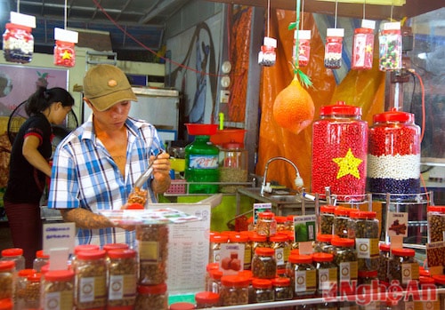 Món đậu phộng bọc kem bơ lạc do một cặp vợ chồng người Pháp đưa đến hòn đảo Viễn Đông này cách đây vài năm.