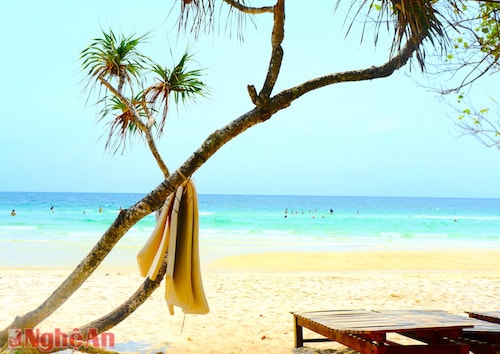 Mặc dù phục vụ lượng khách du lịch lớn đổ về đây nhưng bãi biển Phú Quốc vẫn giữ được nét đẹp tự nhiên, hoang sơ, không quá xô bồ đông đúc. Cảnh sắc tuyệt vời này đem đến cho Phú Quốc cái tên 
