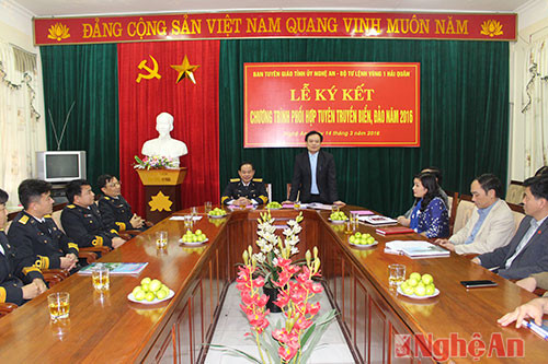Đồng chí Hồ Phúc Hợp - Trưởng Ban Tuyên giáo Tỉnh ủy thông tin một số nét khái quát về tình hình biển, đảo Nghệ An.