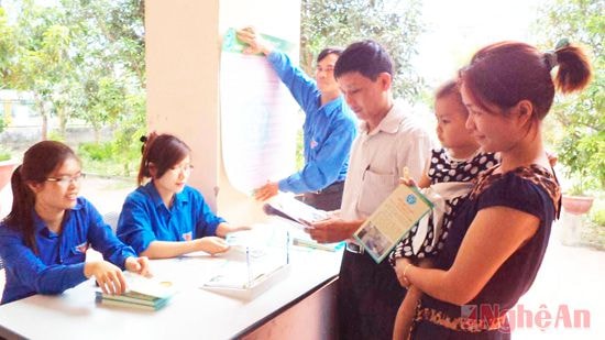 Đoàn thanh niên BHXH huyện Nghi Lộc tuyên truyền chính sách BHYT mới cho người dân.