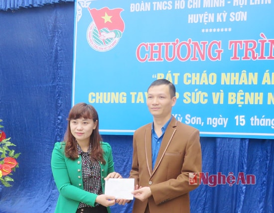 đồng chí Vi Thị Quyên - Ủy viên BTV Huyện ủy, Phó chủ tịch UBND huyện đã quyên góp 1 triệu đồng cho quỹ bát cháo tình thương.