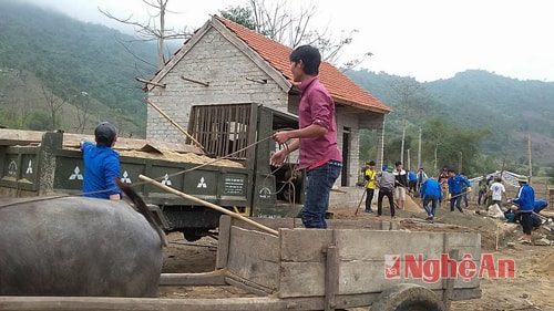 ĐVTN xã Đồng Văn giúp đỡ ngày công, vật liệu xây dựng lại nhà bếp cho hai anh em mồ côi trên địa bàn xã.