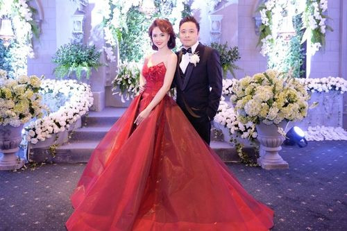 Đám cưới của diễn viên Đinh Ngọc Diệp và đạo diễn Victor Vũ diễn ra cuối tuần qua tại TP HCM. Người đẹp sinh năm 1984 diện váy cúp ngực màu đỏ rượu, cùng ông xã đón khách.
