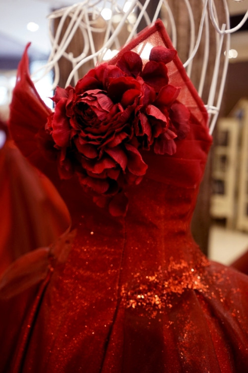 Những bông hoa 3D ở ngực áo mang tới nét mềm mại cho bộ váy.