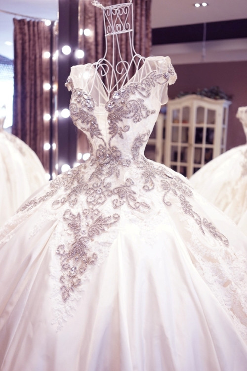 Phần kết trang sức trên nền lưới mỏng ở thân váy làm tăng thêm vẻ lộng lẫy cho cô dâu. Nhà thiết kế Anh Thư chia sẻ chi tiết này được các thợ thủ công hoàn thành trong vòng một tuần.