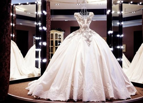 Để tạo độ phồng đúng kiểu phom áo cưới châu Âu cổ điển, nhà thiết kế phải làm phần tùng đỡ với hơn 50 m gọng sắt và 100 m lưới.
