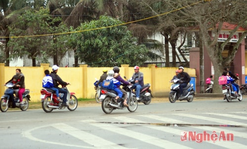 Trước cổng trường Tiểu học Nghi Phú 2, rất nhiều trường hợp vi phạm quy định đội mũ bảo hiểm cho trẻ em.