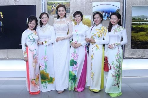 Hoa hậu chụp hình cùng ban tổ chức cuộc thi.