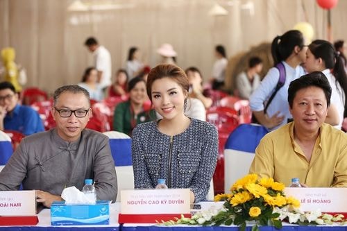 Nhiếp ảnh gia Phạm Hoài Nam (trái) và nhà thiết kế Sỹ Hoàng cùng làm giám khảo với hoa hậu.