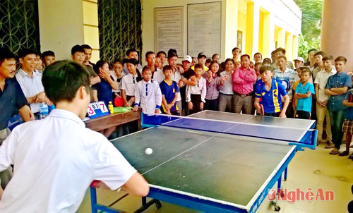 Các em học sinh tham gia thi đấu môn bóng bàn tại hội khỏe Phù Đổng cấp huyện lần thứ XVII năm 2015