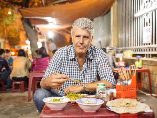 Đầu bếp Mỹ thưởng thức món ăn vỉa hè ở chợ Đông Ba, Huế