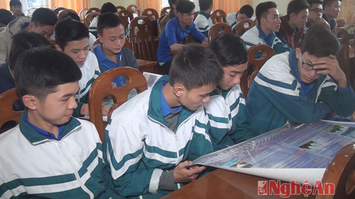 Các em học sinh tìm hiểu về truyền thống bộ đội hải quân