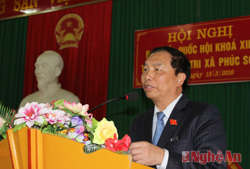 Ông Nguyễn Đức Hiền trả lời kiến nghị của cử tri.
