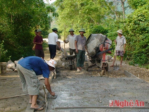 Làm đường nông thôn mới ở Tường SƠn, Anh Sơn