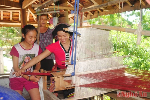 Nghề dệt thổ cẩm góp phần tăng thu nhập cho người dân bản Hoa Tiến 1 (xã Châu Tiến, Quỳ Châu)