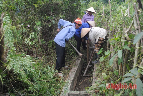 Bà con xã Tam Đình, Tương Dương nạo vét kênh mương