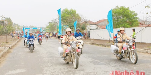 Tăng cường sự phối hợp giữa các lực lượng tạo phong trào quản lý trật tự tốt đô thị sâu rộng trên địa bàn. Trong ảnh: lực lượng CSGT phối hợp tổ chức các hoạt động văn hóa, thể thao trên địa bàn