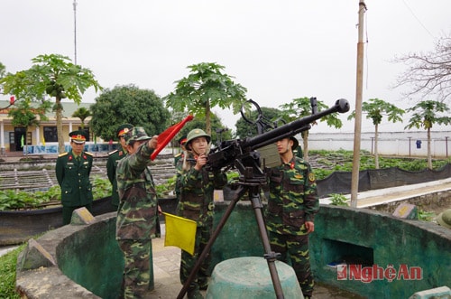 Đoàn công tác kiểm tra công tác trực SSCĐ của trung đội phòng không 12,7 mm