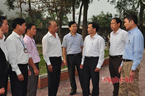Lãnh đạo huyện Diễn Châu trao đổi với cán bộ xã Diễn Thành (Diễn Châu) về công tác bầu cử.