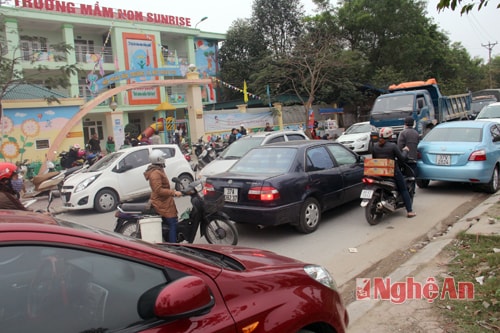 Tại nhiều điểm trường mầm non, hiện tượng xe ùn tắc vào giờ cao điểm không còn là hiếm