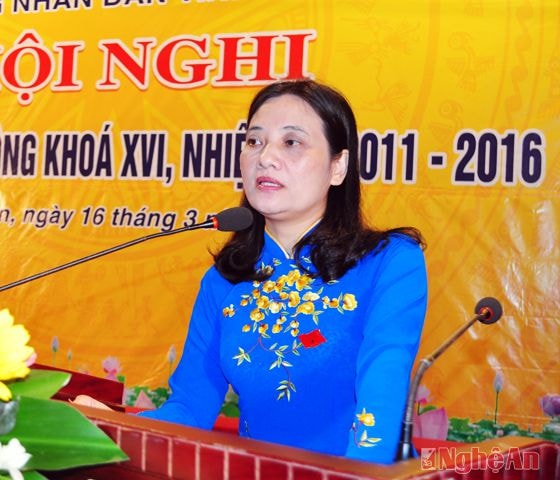 Đồng chí Cao Thị Hiền - Ủy viên Ban Thường vụ Tỉnh ủy, Phó Chủ tịch HĐND tỉnh trao tặng Giấy khen cho 4 tập thể đạt danh hiệu Trong sạch Vững mạnh tiêu biểu và 6 đảng viên Xuất sắc tiêu biểu năm 2015