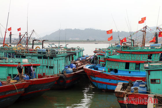 Tại cảng Cửa Lò, lực lượng chức năng cho biết: hiện có gần 200 tàu cá của ngư dân phường Nghi Thụy đậu trái phép. Rất nhiều thời điểm, người dân tự ý thắp hương rồi để hương tự cháy, không có người quản lý, theo dõi