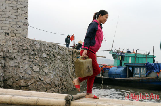 Tại vùng biển Quỳnh Phương, ngư dân vô tư vận chuyển xăng dầu lên thuyền, thiếu sự bảo vệ