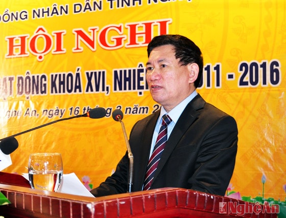 Đồng chí Hồ Đức Phowsc - Ủy viên Trung ương Đảng, Bí thư Tỉnh ủy, Chủ tịch HĐND tỉnh nói chuyện với các cán bộ, các mẹ, các cháu làng trẻ SOS Vinh