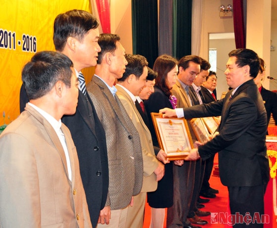 Đồng chí Hồ Đức Phowsc - Ủy viên Trung ương Đảng, Bí thư Tỉnh ủy, Chủ tịch HĐND tỉnh nói chuyện với các cán bộ, các mẹ, các cháu làng trẻ SOS Vinh