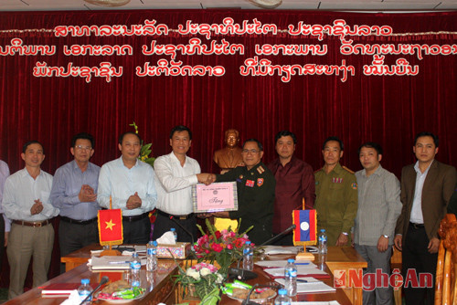 Thiếu tướng Trần Tiến Dũng – Phó Chính ủy, trưởng ban chỉ đạo 1237 Quân khu  cung đoàn công tác làm việc, tặng quà Ban công tác đặc biệt tỉnh Hủa Phăn (Lào)