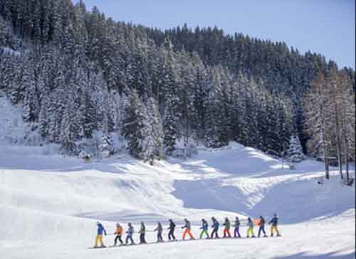 Tụt 1 hạng so với năm 2015, Thụy Sĩ cũng không có lí do gì làm buồn ở vị trí á quân. Du khách có thể tận hưởng cảm giác thích thú tại Davos, một trong những khu nghỉ mát và trượt tuyết lớn nhất tại Thụy Sĩ.