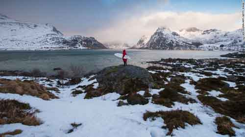 Na Uy là quốc gia hạnh phúc thứ 4 trên thế giới. Người dân nơi đây luôn ý thức xây dựng cộng đồng và tình đoàn kết. Sở thích của người dân nơi đây là lướt song trên các hồ băng gần Flakstad trong quần đảo Lofoten vào tháng 3.