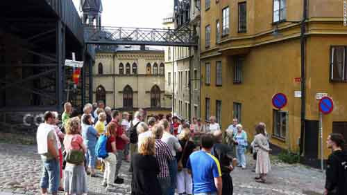 Theo Liên hợp quốc, Thụy Điển là quốc gia thứ 10 hạnh phúc nhất trên thế giới. Nơi đây có rất nhiều dịch vụ, ví dụ tour du lịch tổng hợp tại Bellmansgatan, địa danh gắn liền với người anh hùng thần thoại Mikael Blomkvist.