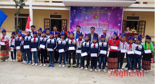  Hội đồng đội tỉnh Nghệ An trao 50 suất quà cho học sinh nghèo vượt khó học giỏi tại trường trung học cơ sở Cẩm Sơn