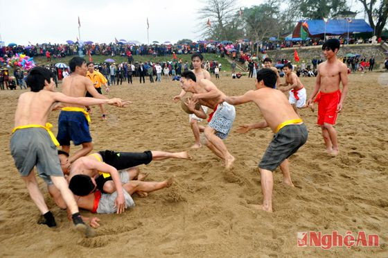 Vật cù - môn thể thao dân gian tại lễ hội Đền Bạch Mã. Ảnh: Mai Hoa