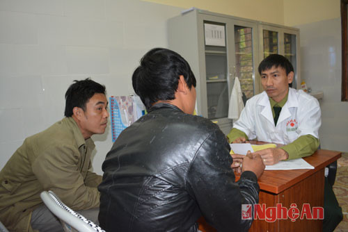 Cán bộ Bệnh xá quân dân y Kỳ Sơn tư vấn điều trị Methadone cho người nghiện ma túy.