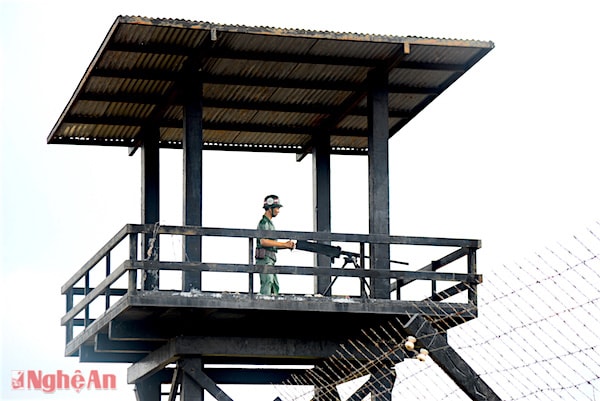 Pháo đài canh gác có súng đại liên để kiểm soát khu trại giam.