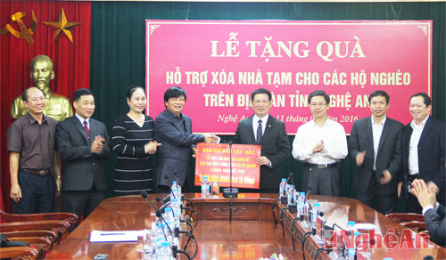 Ban Chỉ đạo Tây Bắc trao tặng số tiền 2 tỷ đồng để hỗ trợ xóa nhà tạm bợ cho hộ nghèo tỉnh Nghệ An.
