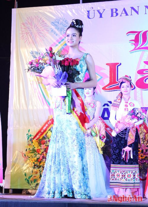 Thí sinh Đinh Thị Kiều Anh (SN 2000) đạt giải Nhất cuộc thi Người đẹp làng Vạc năm 2016.