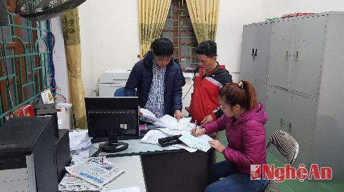 Cán bộ chính sách xã Nghi Phú (TP.Vinh) thu thập mẫu kê khai danh sách hộ gia đình tham gia BHYT.