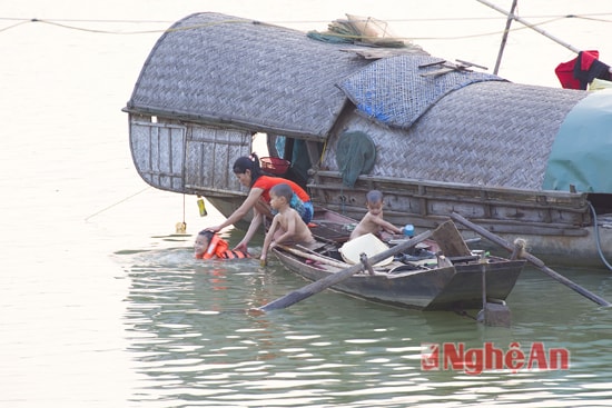 hững đứa trẻ mới lên 3, lên 4 đã tập bơi