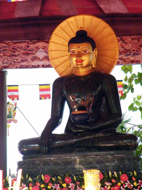 Tượng Phật ngọc Hòa bình Thế giới tại chùa Phật Tích hồi năm 2009 thu hút hàng triệu lượt du khách tới chiêm bái. Ảnh: Nguyễn Mạnh Hà.
