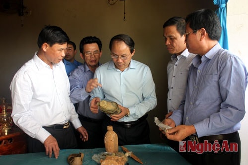 Đoàn công tác xem các di vật liệt sĩ.
