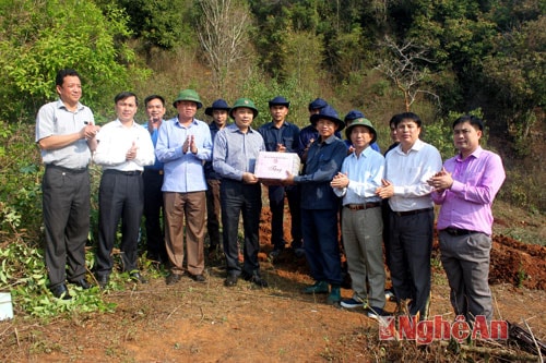 Đoàn công tác tặng quà động viên Đội quy tập Bộ CHQS Nghệ An đang khảo sát mộ liệt sĩ tại Bản Nọong Tặng, huyện Phu Cút, tỉnh Xiêng Khoảng.