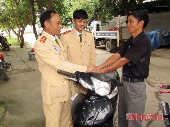 Công an huyện Yên Thành trao trả xe cho ông Phan Hiền Lương, trú tại xóm Vũ Kỳ, xã Đồng Thành.