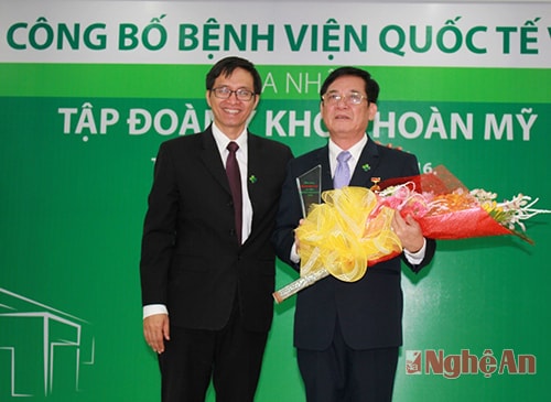 TGĐ tập đoàn Y khoa Hoàn Mỹ tặng kỷ niệm chương cho Giám đốc Bệnh viện Quốc tế Vinh.