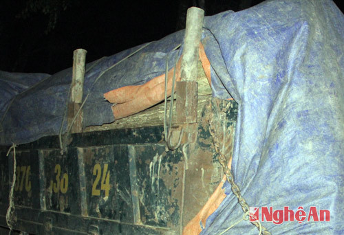  Chiếc xe ben mang BKS 37C - 036.24 chở gỗ bị bắt quả tang trong đêm 14, rạng ngày 25/3/2016.