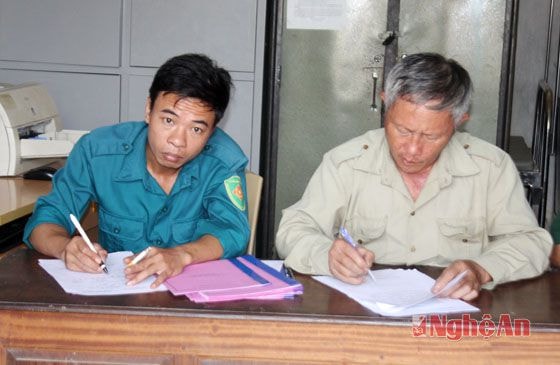 Cán bộ xã Xuân Tường vô tư hút thuốc trong giờ làm việc (ảnh chụp ngày 5/8/2015)