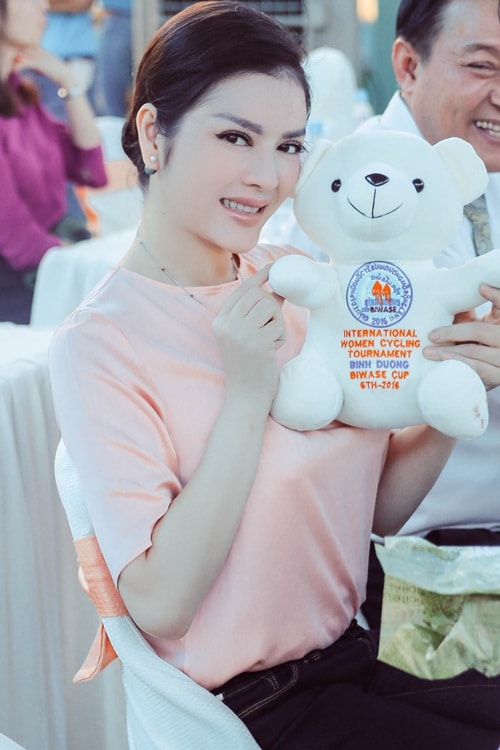 Hôm qua, Lý Nhã Kỳ - tân Phó chủ tịch Liên đoàn xe đạp môtô thể thao Việt Nam - xuất hiện trong lễ khai màn chặng cuối của giải đua xe đạp nữ quốc tế Bình Dương mở rộng. Diện quần jeans, áo hồng phấn và giày sneakers, Lý Nhã Kỳ hăng hái cổ động tinh thần vận động viên.