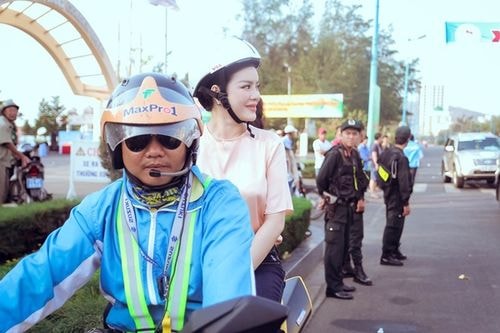 Sau đó, người đẹp ngồi môtô dẫn đoàn cổ vũ các vận động viên thi đấu. Sự xuất hiện của Lý Nhã Kỳ thu hút người dân cũng như tạo sự phấn chấn cho những người tham gia.